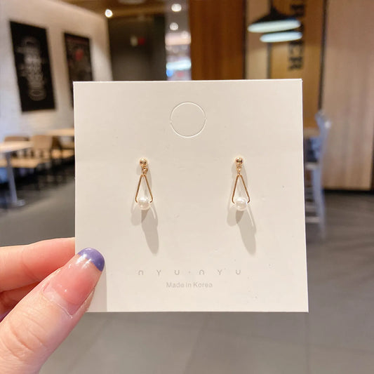 Mini triangle pearl earring